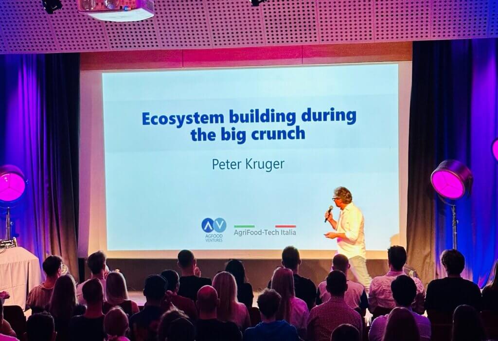 Zdjęcie do artykułu OMGKRK - Summer Jam 2023. Przedstawia wykład Petera Krugera Ecosystem building during the big crunch. 