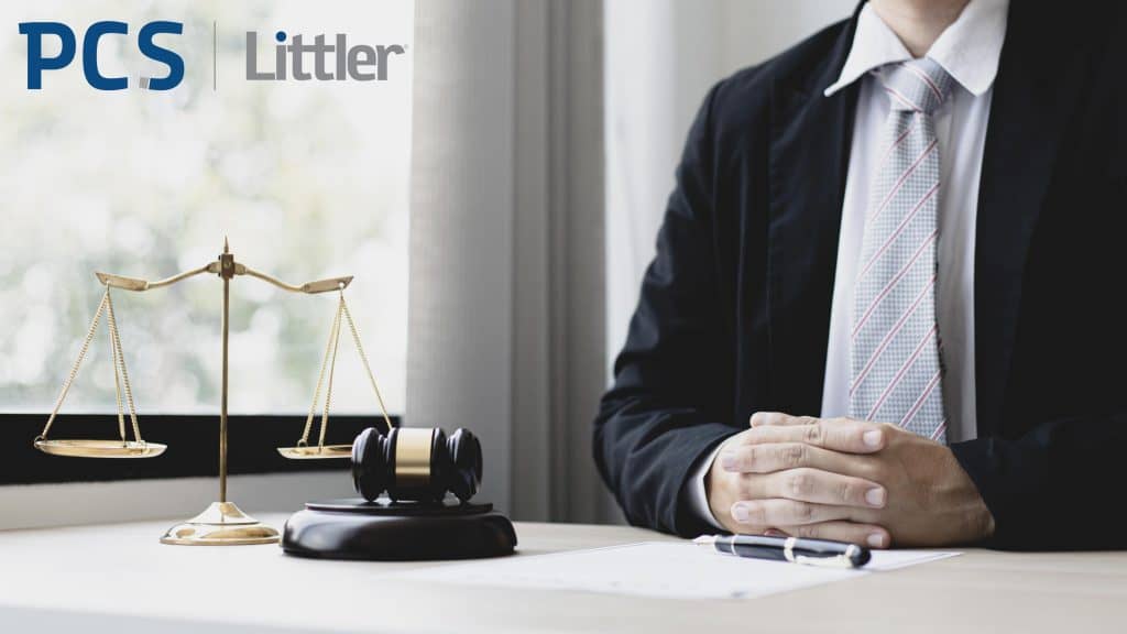 Obrazek jest ilustracją do artykułu: Nowelizacja kodeksu pracy w 2022 – szykują się istotne zmiany. Przedstawia prawnika siedzącego przy stole, przed nim waga symbol sprawiedliwości oraz młotek sędziowski.