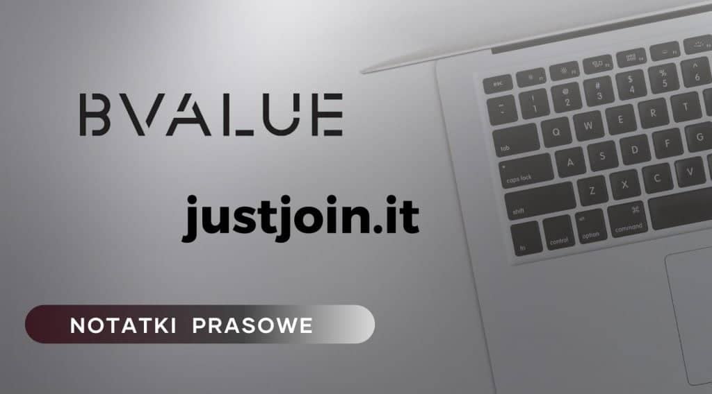 Ilustracja do artykułu. Przedstawia czarno białe zdjęcie z klawiaturą komputerową po prawej stronie i logo BVAUE i justjoin.it po prawej stronie.Ilustracja do artykułu. Przedstawia czarno białe zdjęcie z klawiaturą komputerową po prawej stronie i logo BVAUE, justjoin.it oraz tytuł działu: Notatki Prasowe, po prawej stronie.