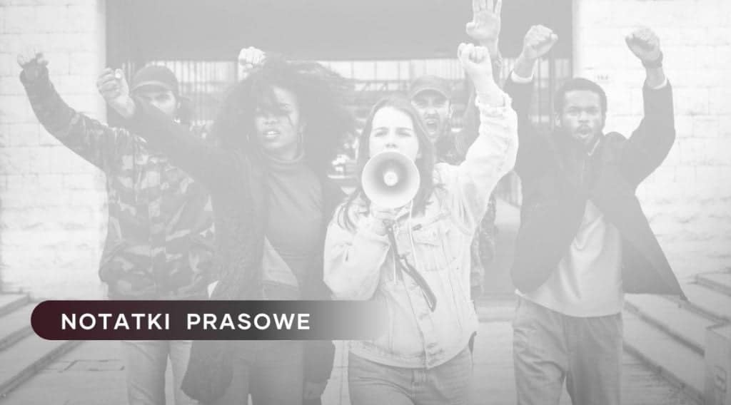 Zdjęcie jest ilustracją do artykułu: Polacy popierają strajkujące grupy zawodowe. Aż 61% wierzy w skuteczność protestu. Wyniki badania. Przedstawia grupę strajkujących młodych ludzi.