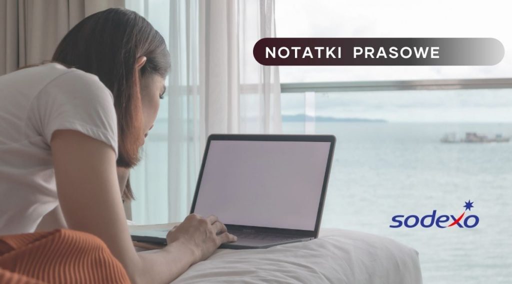 Zdjęcie jest ilustracją do artykułu: Dlaczego dodatkowy płatny urlop jest wciąż rzadkością w polskich firmach?. Przedstawia młodą kobietę leżącą na łóżku z laptopem, w tle krajobraz morski. Na zdjęciu znajduje się logo Sodexo i tytuł działu: Notatki Prasowe.
