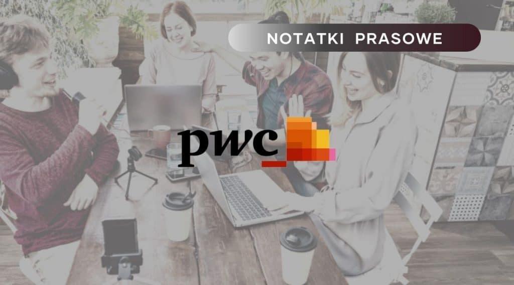 Zdjęcie przedstawia grupę młodych osób w pracy w bardzo przyjaznej atmosferze. W prawym górnym rogu znajduje się tytuł działu Notatki Prasowe a po środku logo PWC.