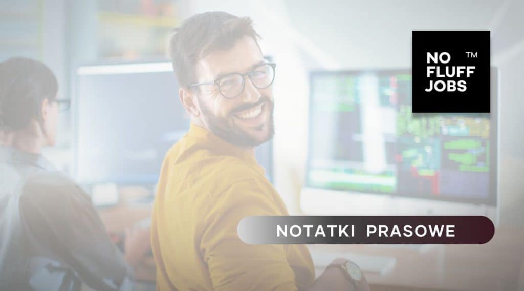 Zdjęcie przedstawia młodego mężczyznę pracującego przed monitorem, który jest odwrócony w stronę czytelnika i uśmiechnięty. Po prawej stronie znajduje się logo No Fluff Jobs, u dołu tytuł działu: Notatki Prasowe.