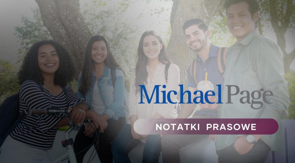 Zdjęcie jest ilustracją do artykułu: Czego kandydaci oczekują od pracy marzeń? Rozwój, elastyczność, odpowiedzialność społeczna. Przedstawia piątkę młodych ludzi w różnym wieku i ras na tle drzewa. Wszyscy są uśmiechnięci, większość ma plecaki. Po prawej stronie znajduje się logo Michael Page a poniżej tytuł działu Notatki Prasowe.