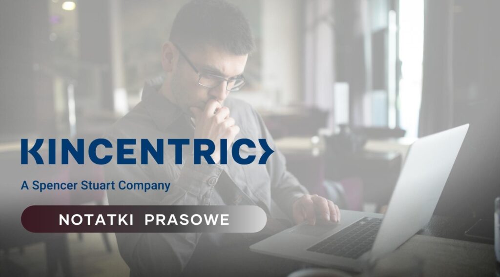 Zdjęcie jest ilustracją do artykułu: Czy to koniec epoki „Great Resignation" w Polsce? Polacy myślą o odejściu z pracy, ale coraz rzadziej. Przedstawia mężczyznę pracującego przy laptopie. W lewym dolnym rogu zdjęcia znajduje się logo Kincentric, A Spacer Stuart Company oraz tytuł Działu Notatki Prasowe.