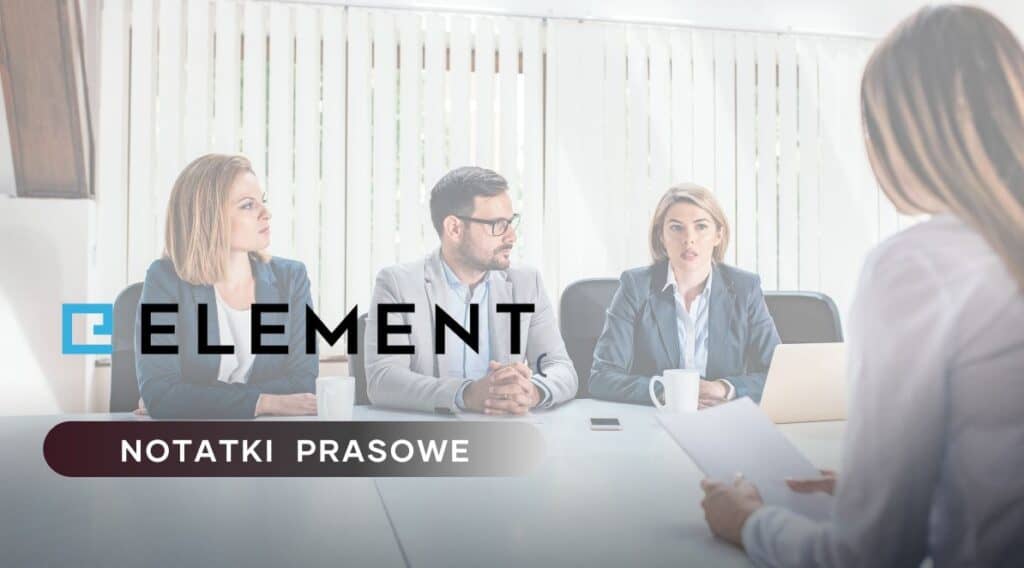 Zdjęcie jest ilustracją do artykułu: Weryfikacja kandydatów w rekrutacji a RODO – poradnik dla działów HR. Przedstawia 4 pracowników ( 1 mężczyznę i 3 kobiety) w trakcie rozmowy w sali konferencyjnej. Po lewej stronie znajduje się logo Element i tytuł działu Notatki Prasowe.