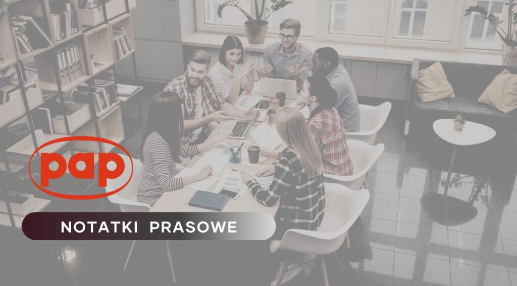 Zdjęcie jest ilustracją do artykułu: Rusza III edycja programu akceleracyjnego Mazovian Startup. Przedstawia siedmioro pracowników różnej płci i rasy siedzących przy stole konferencyjnym. Osoby te najwyraźniej dyskutują o czymś. Na zdjęciu znajduje się też okno, regał z książkami i kanapa ze stolikiem. Po lewej stronie znajduje się logo PAP oraz tytuł działu Notatki Prasowe.