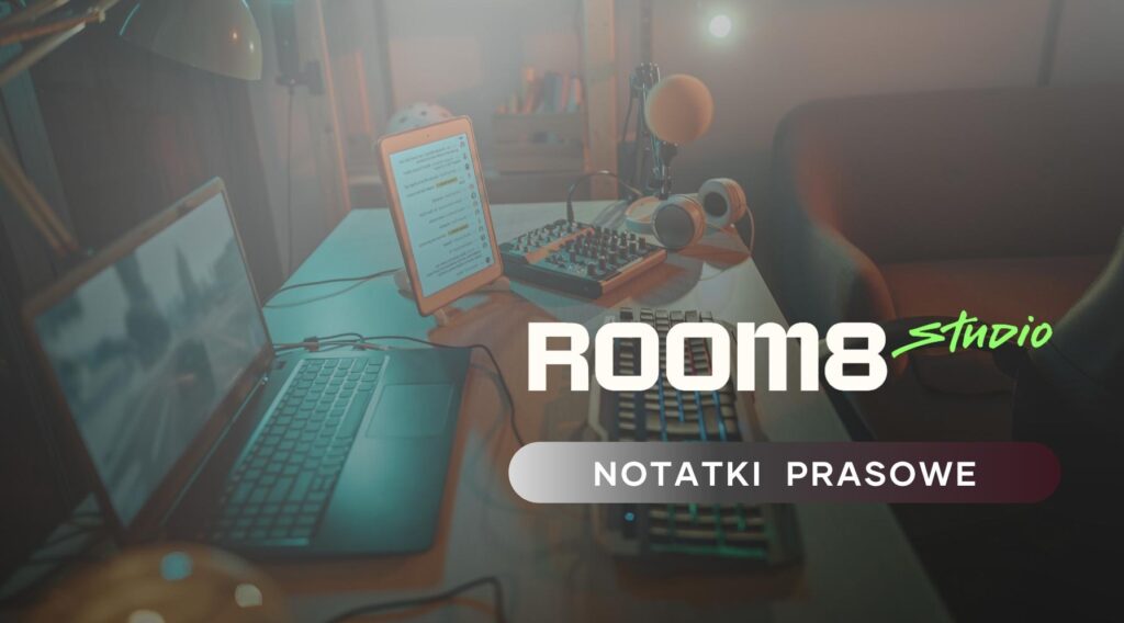 Zdjęcie jest ilustracja do artykułu: Room 8 Group, jeden z największych producentów gier na świecie, od teraz w Polsce. Przedstawia biurko zastawione sprzętem komputerowym. W prawej części zdjęcia znajduje się logo Room 8 studio oraz tytuł działu Notatki prasowe.