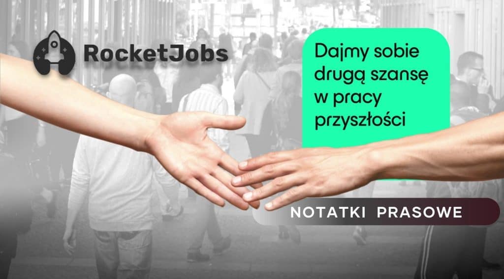 Zdjęcie przedstawia wyciągnięte do siebie ręce dwóch różnych osób w geście pomocy. W tle zdjęcie tłumu. Na obrazku znajduje się też logo RocketJobs i tytuł Dajmy sobie drugą szansę. W prawym dolnym rogu znajduje się tytuł działu: Notatki prasowe.