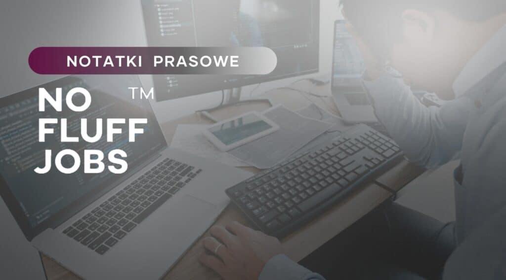 Grafika przedstawia zdjęcie biurka z laptopem i komputerem. Widać fragment postaci informatyka siedzącego za biurkiem. W górnym prawym rogu znajduje się tytuł działu: Notatki prasowe, a poniżej logo No Fluff Jobs