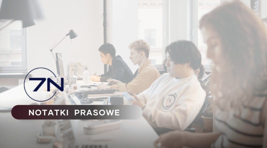 Zdjęcie przedstawia młode osoby pracujące przy biurkach. Po lewej stronie znajduje się logo 7N oraz tytuł działu Notatki Prasowe. Zdjęcie jest ilustracją do artykułu: Koniec pandemicznych ograniczeń. Nowa rola biur po 2,5 roku od wybuchu pandemii.