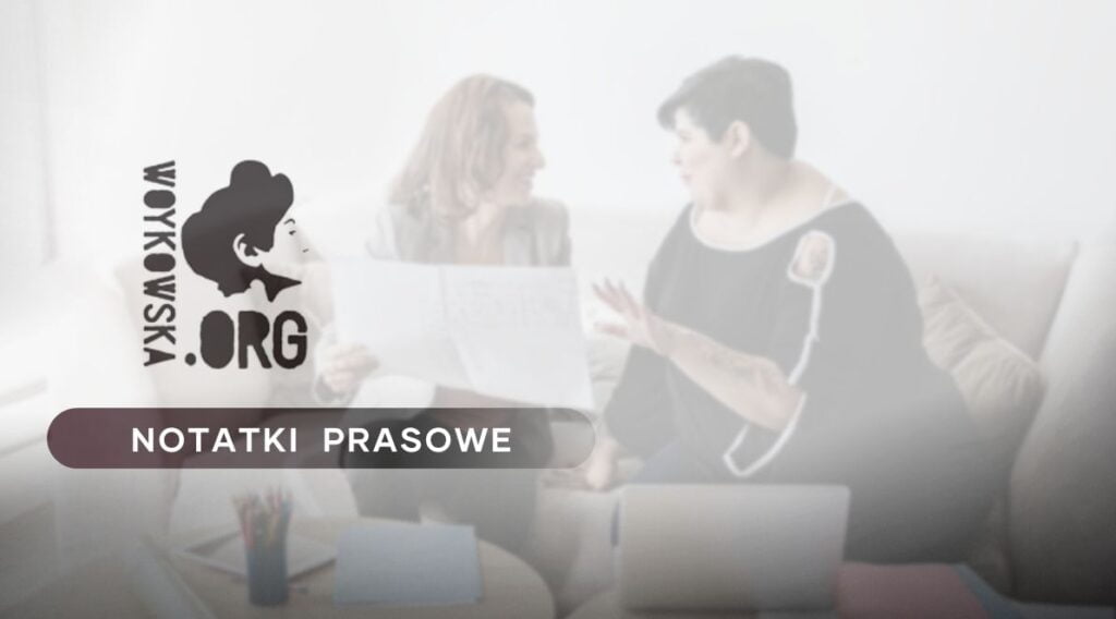 Ilustracja do artykułu. Przedstawia dwie rozmawiające ze sobą kobiety. W lewym dolnym rogu znajduje się logo Woykowska.org i tytuł działu: Notatki Prasowe.