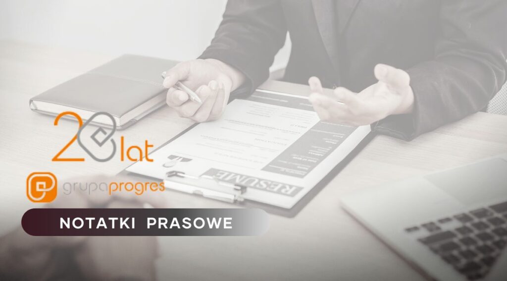 Ilustracja przedstawia logo firmy Progres oraz tytuł działu: Notatki Prasowe. Tłem jest zdjęcie przedstawiające fragment postaci pracownika, która siedzi przy biurku z długopisem w ręku. Przed nim leży wydrukowane resume.