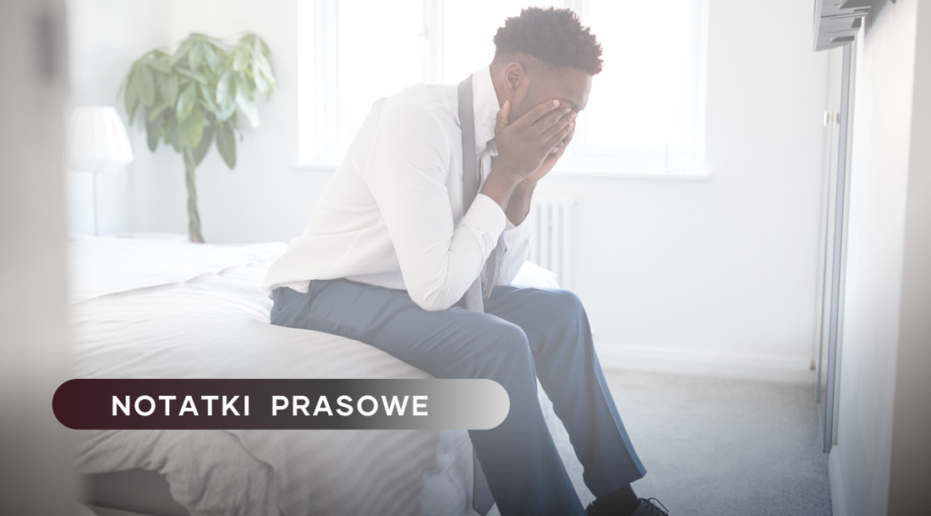 Ilustracja do artykułu: Multitasking jest powodem depresji pracowników. Przedstawia mężczyznę siedzącego na łóżku z twarzą schowaną w dłoniach. Po lewej stronie znajduje się tytuł działu: Notatki Prasowe.