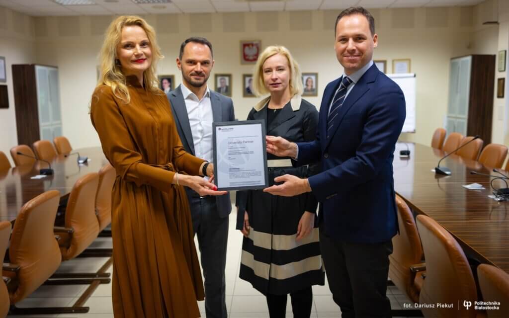 Zdjęcie przedstawia uczestników porozumienia Wspólny program AICPA & CIMA i Politechniki Białostockiej - CGMA na uczelni.