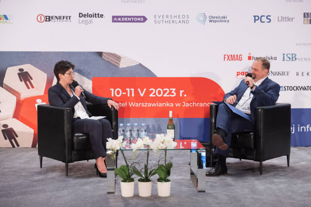 Zdjęcie nr 1. Przedstawia prelegentów biorących udział w XI edycji Kongresu HR Spółek Giełdowych SEG