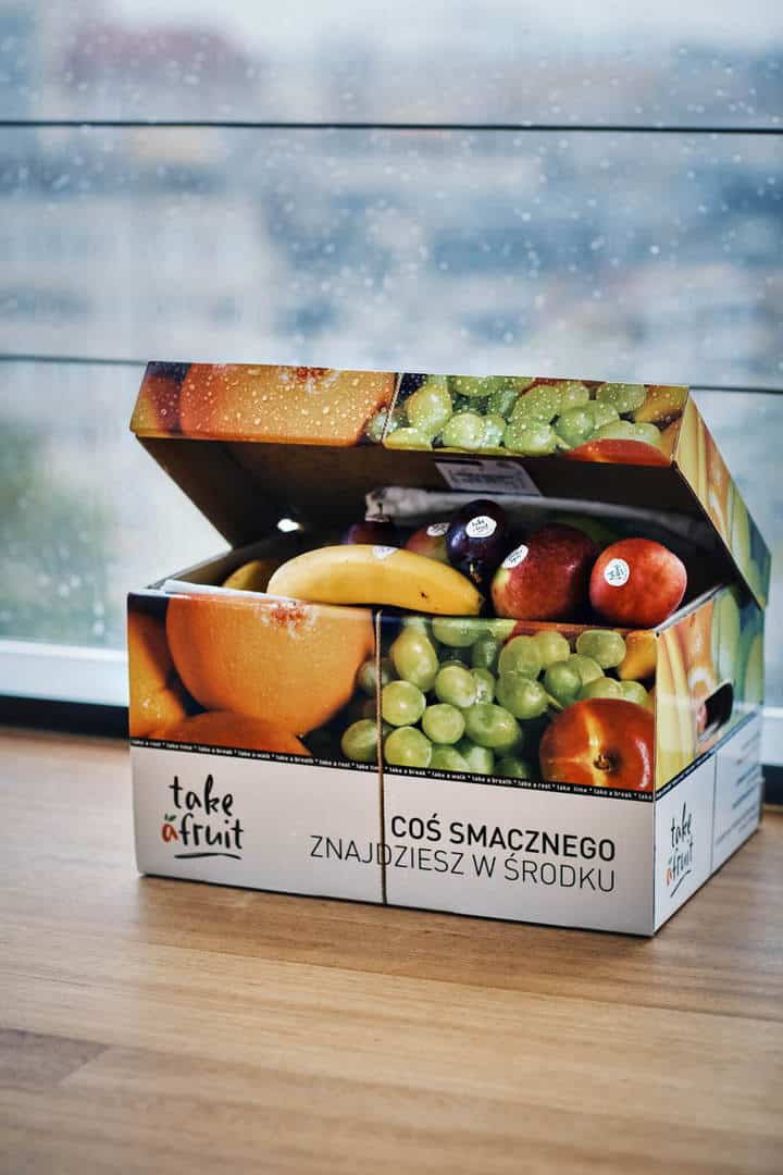 Zdjęcie jest ilustracją do artykułu: Podsumowanie akcji "Weź owoc. Jedz zdrowo. Żyj dobrze". Przedstawia pudełko z owocami.