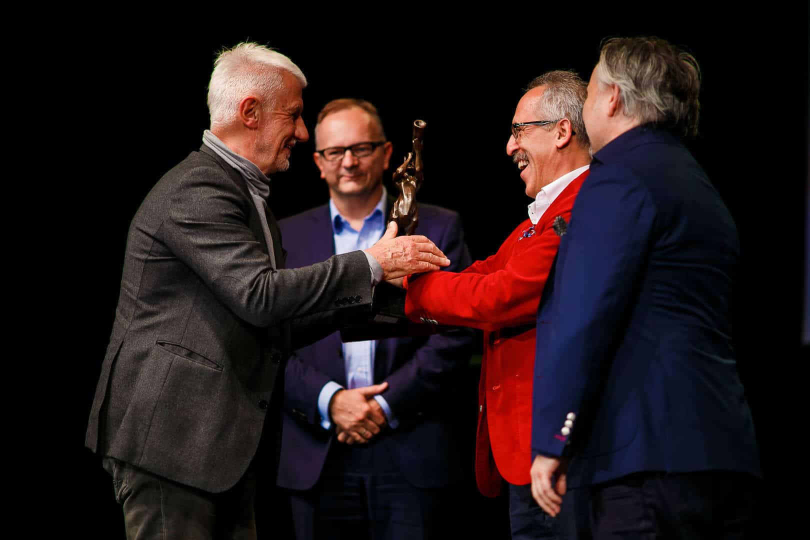 Zdjęcie jest ilustracją do artykułu: Relacja z Gali National Speakers Awards 2017 podczas Festiwalu Inspiracji. Przedstawia moment wręczenia nagród.