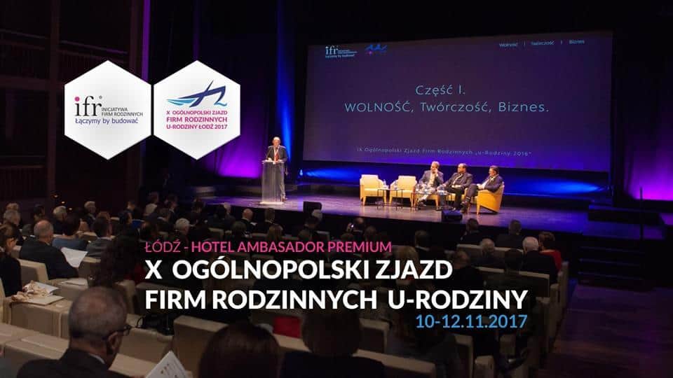 Zdjęcie jest ilustracją do artykułu: Największy w Polsce zjazd firm rodzinnych - “u-Rodziny 2017" Przedstawia widok z widowni na scenę z prelegentami. Dodatkowo zamieszczono informacje na temat spotkania i logo.