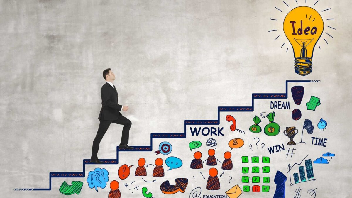 Grafika jest ilustracją do artykułu: Rozwój to droga do celu, a nie błądzenie po eventach. Przedstawia pracownika wchodzącego po graficznych schodach pełnych ilustracji z pomysłami. Na szczycie schodów znajduje się żarówka z napisem :"idea".