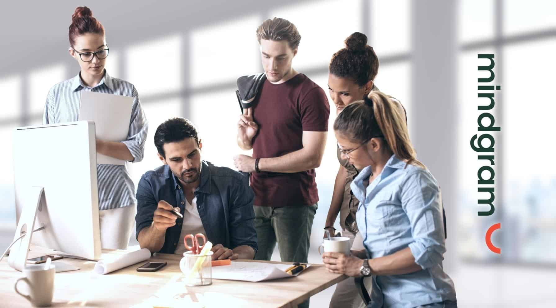 Zdjęcie jest ilustracją do artykułu: Jak zadbać o well-being zespołu?. Przedstawia zespól pracowników na spotkaniu.