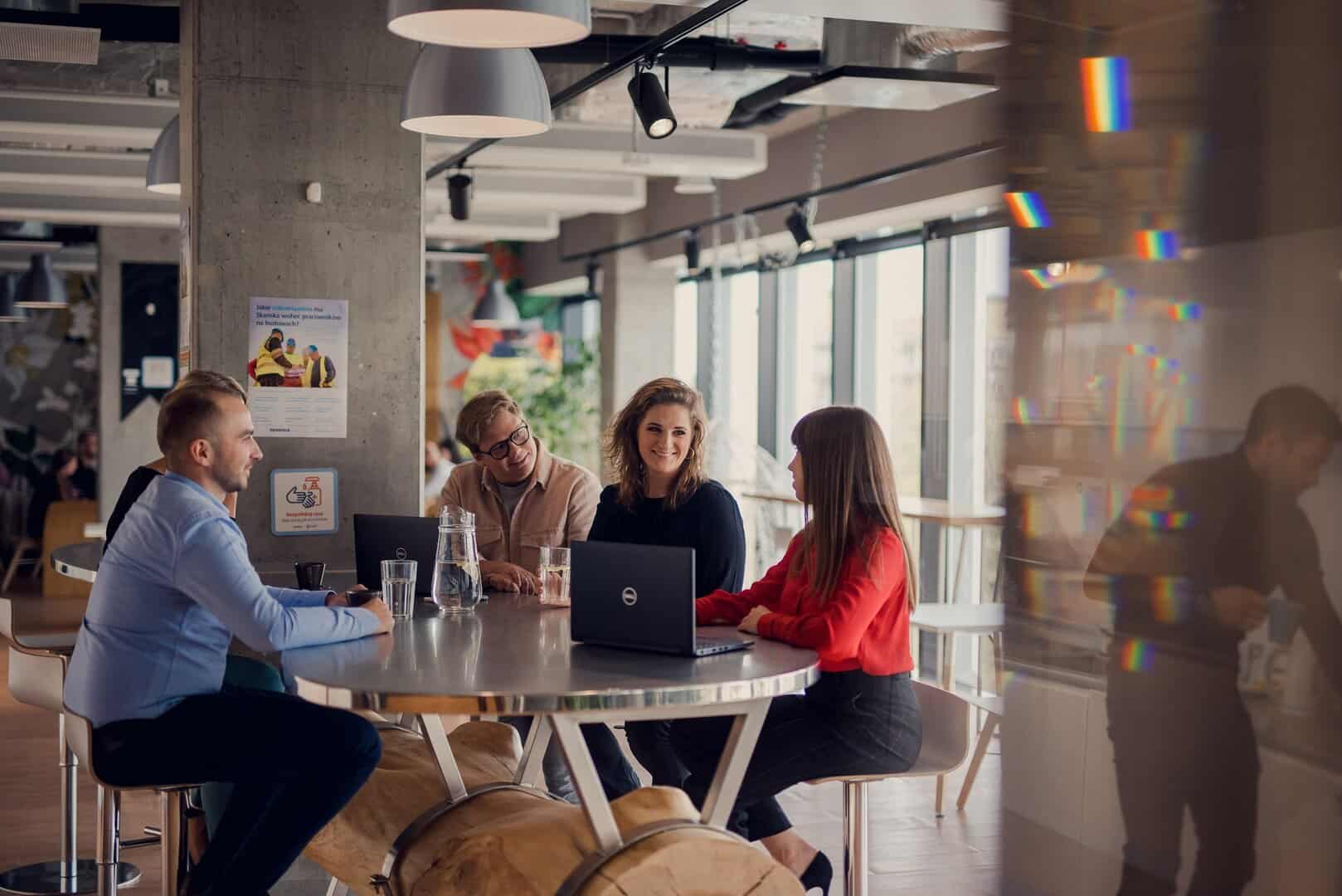 Hybrydowy model pracy – opinie pracowników