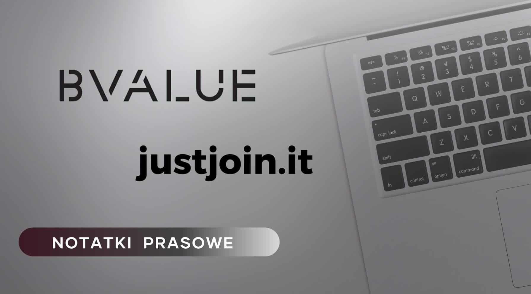 Ilustracja do artykułu. Przedstawia czarno białe zdjęcie z klawiaturą komputerową po prawej stronie i logo BVAUE, justjoin.it oraz tytuł działu: Notatki Prasowe, po prawej stronie.