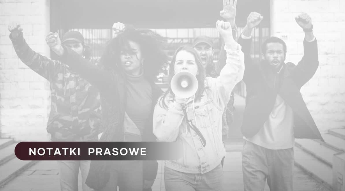 Zdjęcie jest ilustracją do artykułu: Polacy popierają strajkujące grupy zawodowe. Aż 61% wierzy w skuteczność protestu. Wyniki badania. Przedstawia grupę strajkujących młodych ludzi.