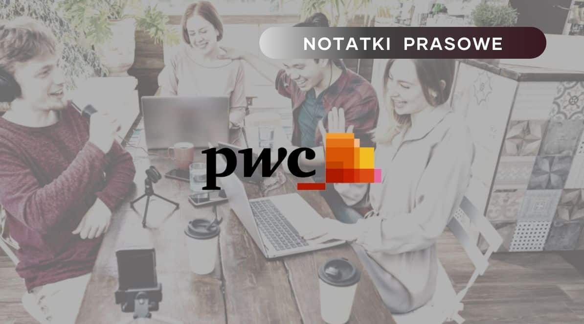 Zdjęcie jest ilustracją do artykułu: Pokolenie Z i Millenialsi wystąpią o awanse i podwyżki. przedstawia grupę młodych osób w pracy w bardzo przyjaznej atmosferze. W prawym górnym rogu znajduje się tytuł działu Notatki Prasowe a po środku logo PWC.