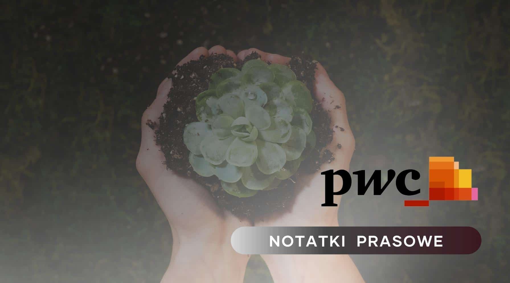 Zdjęcie jest ilustracją do artykułu: Ukazał się nowy raport PwC Polska i Strategy& Polska dotyczący ESG. Przedstawia dłonie ludzkie trzymające garść ziemi wraz z rośliną-rozchodnikiem. W prawym dolnym rogu znajduje się logo PwC i tytuł działu: Notatki Prasowe.