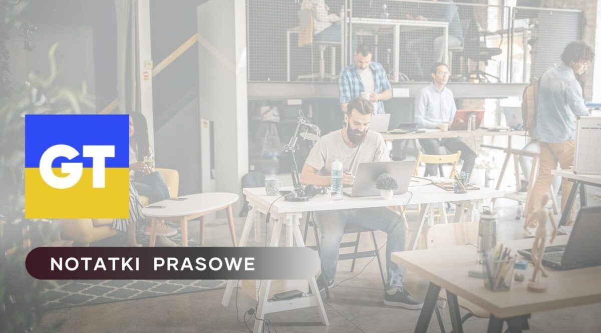 Zdjęcie jest ilustracją do artykułu: Nowe oblicze networkingu. Jak branża IT korzysta z sieci kontaktów, by pomóc Ukrainie. Przedstawia nowoczesne biuro z pracownikami pracującymi przy biurkach. Po lewej stronie znajduje się logo GT na tle ukraińskiej flagi a poniżej nazwa działu: Notatki Prasowe.