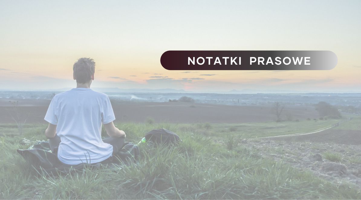 Zdjęcie przedstawia osobę medytującą na łonie natury. Po prawej stronie znajduje się tytuł działu: Notatki Prasowe.