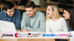 Ilustracja do artykułu: Młodzi wizjonerzy: branże przyszłości, w których warto się rozwijać. Przedstawia czwórkę roześmianych młodych ludzi pracujących nad jakimś zadaniem. U dołu logo firm wymienionych w artykule.