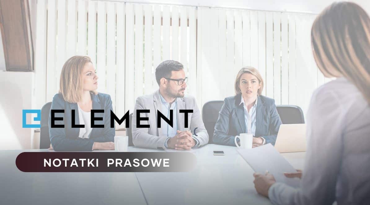 Zdjęcie jest ilustracją do artykułu: Weryfikacja kandydatów w rekrutacji a RODO – poradnik dla działów HR. Przedstawia 4 pracowników ( 1 mężczyznę i 3 kobiety) w trakcie rozmowy w sali konferencyjnej. Po lewej stronie znajduje się logo Element i tytuł działu Notatki Prasowe.