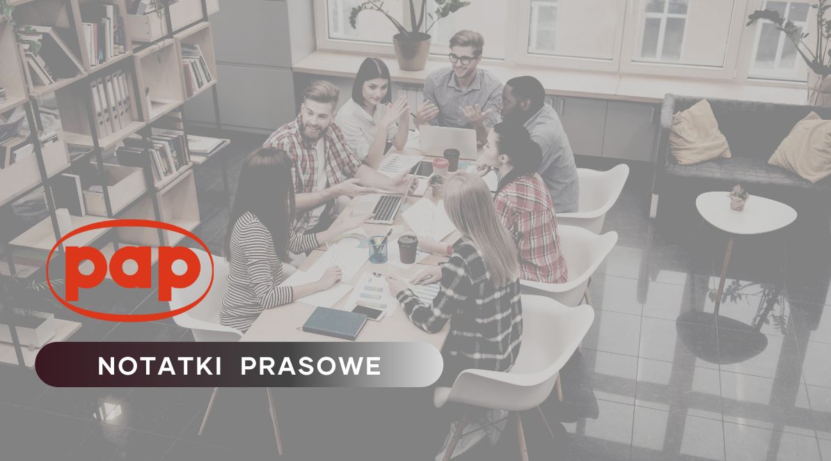 Zdjęcie jest ilustracją do artykułu: Rusza III edycja programu akceleracyjnego Mazovian Startup. Przedstawia siedmioro pracowników różnej płci i rasy siedzących przy stole konferencyjnym. Osoby te najwyraźniej dyskutują o czymś. Na zdjęciu znajduje się też okno, regał z książkami i kanapa ze stolikiem. Po lewej stronie znajduje się logo PAP oraz tytuł działu Notatki Prasowe.