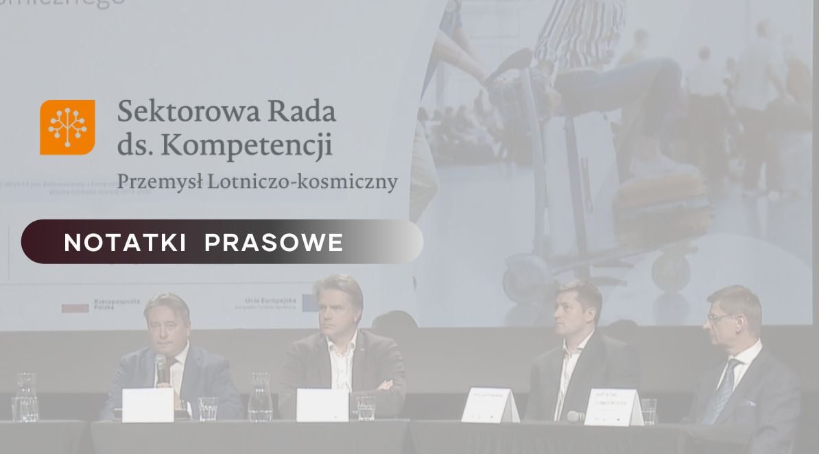 Zdjęcie jest ilustracją do artykułu: Konferencja Podsumowująca trzy lata pracy Sektorowej Rady ds. Kompetencji Przemysłu Lotniczo-Kosmicznego. Przedstawia prelegentów konferencji siedzących przy stole. Po lewej stronie znajdują się logo Sektorowa Rada ds. Kompetencji. Przemysł Lotniczy. Poniżej znajduje się tytuł działu: Notatki Prasowe.
