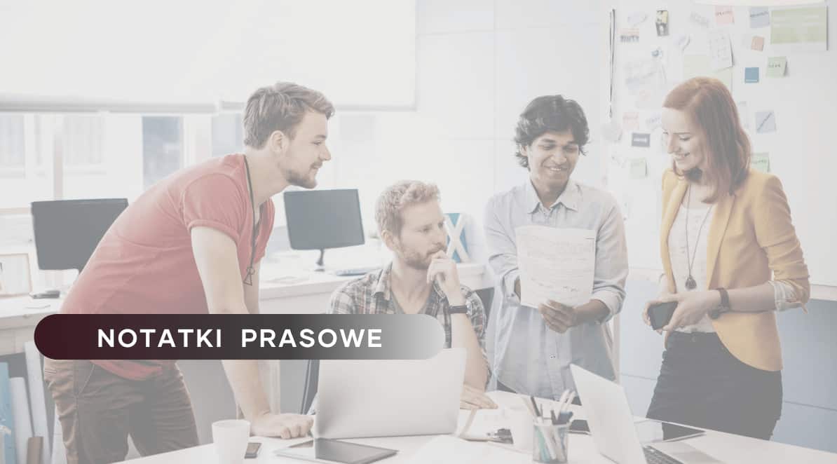 Zdjęcie jest ilustracją do artykułu: Konieczne jest finansowanie startupów na wczesnym etapie Przedstawia czwórkę pracowników różnej płci, wieku i rasy dyskutującą nad jakimś zagadnieniem