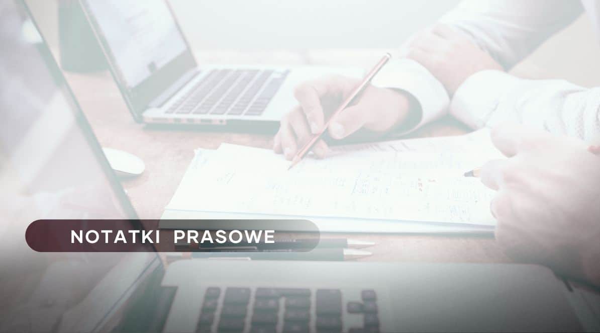 Zdjęcie jest ilustracją do artykułu: 82% specjalistów HR jest otwartych na współpracę z innymi działami. Przedstawia ręce kilku osób oparte o biurko i trzymające w dłoniach ołówki. Na biurku leży plik papierów i stoją 2 laptopy. W lewym dolnym rogu znajduje się tytuł działu: Notatki Prasowe.