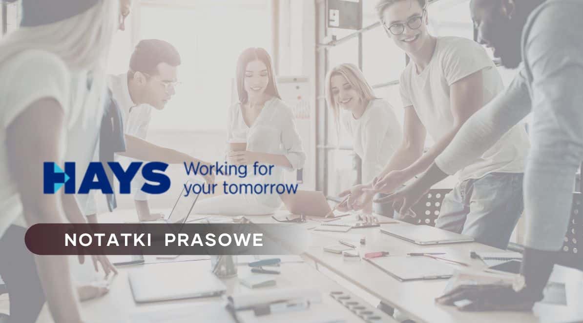 Grafika przedstawia uczestników szkolenia przy stole konferencyjnym. Osoby w różnym wieku i różnej płci i rasy, dyskutują nad rozwiązaniem jakiegoś ćwiczenia. Atmosfera jest przyjazna i zrelaksowana. W lewym dolnym rogu znajduje się logo Hays i tytuł działu "Notatki Prasowe"