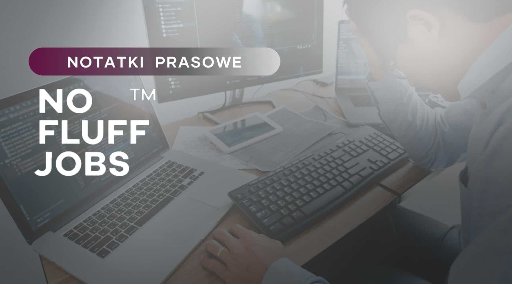 Grafika przedstawia zdjęcie biurka z laptopem i komputerem. Widać fragment postaci informatyka siedzącego za biurkiem. W górnym prawym rogu znajduje się tytuł działu: Notatki prasowe, a poniżej logo No Fluff Jobs