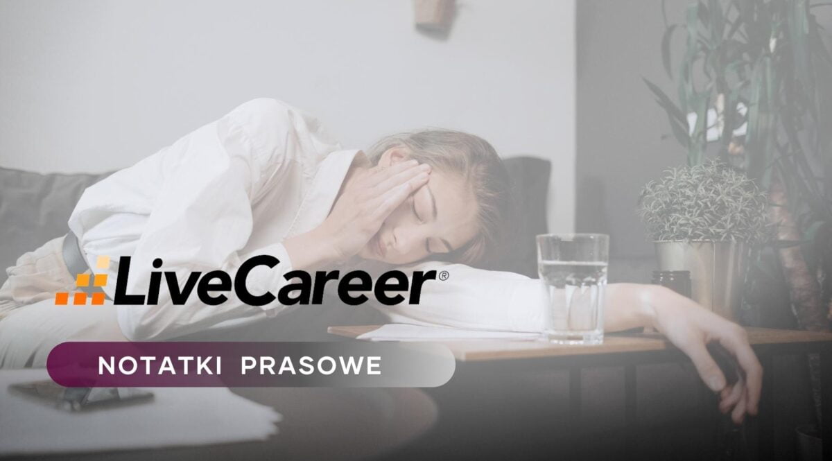 Zdjęcie jest ilustracją do artykułu: Ile faktycznie pracują Polacy? Aż 64% z nas pracuje za dużo, a 60% ledwo wystarcza pieniędzy na podstawowe potrzeby. Przedstawia młodą kobietę, która na kanapie. Lewą rękę położyła na stole, a na tej ręce oparła głowę. Prawa ręką kobieta dotyka skroni. Przed nią stoi szklanka. Prawdopodobnie cierpi na ból głowy. W lewym dolnym rogu znajduje się logo LiveCareer i tytuł działu Notatki Prasowe.