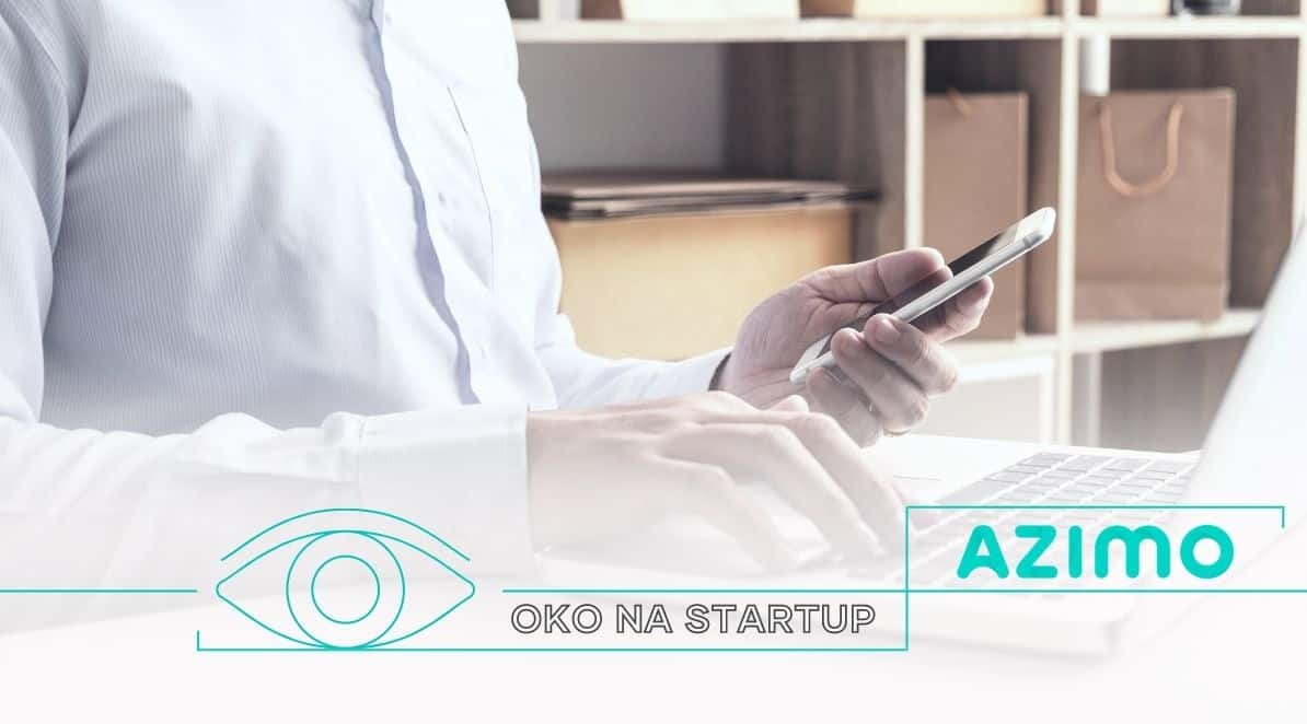 Ilustracja do artykułu: Oko na startup – Azimo. Obrazek przedstawia fragment pracującego przy komputerze mężczyzny. W jednej dłoni trzyma telefon, drugą pisze na klawiaturze. Na dole znajduje się logo Oko Na Startup, AZIMO.