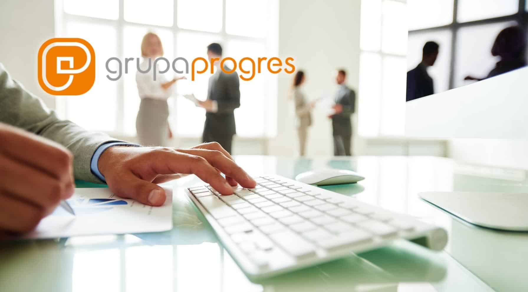 Ilustracja do artykułu: XX Kurs na HR – Rynek pracy nowej ery. Jak przekuć zagrożenia w sukces? Przedstawia fragment biurka z klawiatura a w głębi stojących i rozmawiających pracowników. Po prawej stronie znajduje się logo grupy progres.