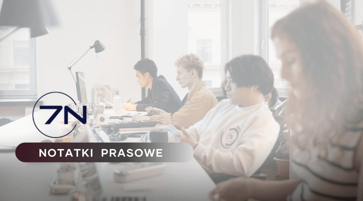 Zdjęcie przedstawia młode osoby pracujące przy biurkach. Po lewej stronie znajduje się logo 7N oraz tytuł działu Notatki Prasowe. Zdjęcie jest ilustracją do artykułu: Koniec pandemicznych ograniczeń. Nowa rola biur po 2,5 roku od wybuchu pandemii.