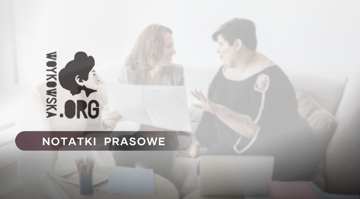 Ilustracja do artykułu. Przedstawia dwie rozmawiające ze sobą kobiety. W lewym dolnym rogu znajduje się logo Woykowska.org i tytuł działu: Notatki Prasowe.