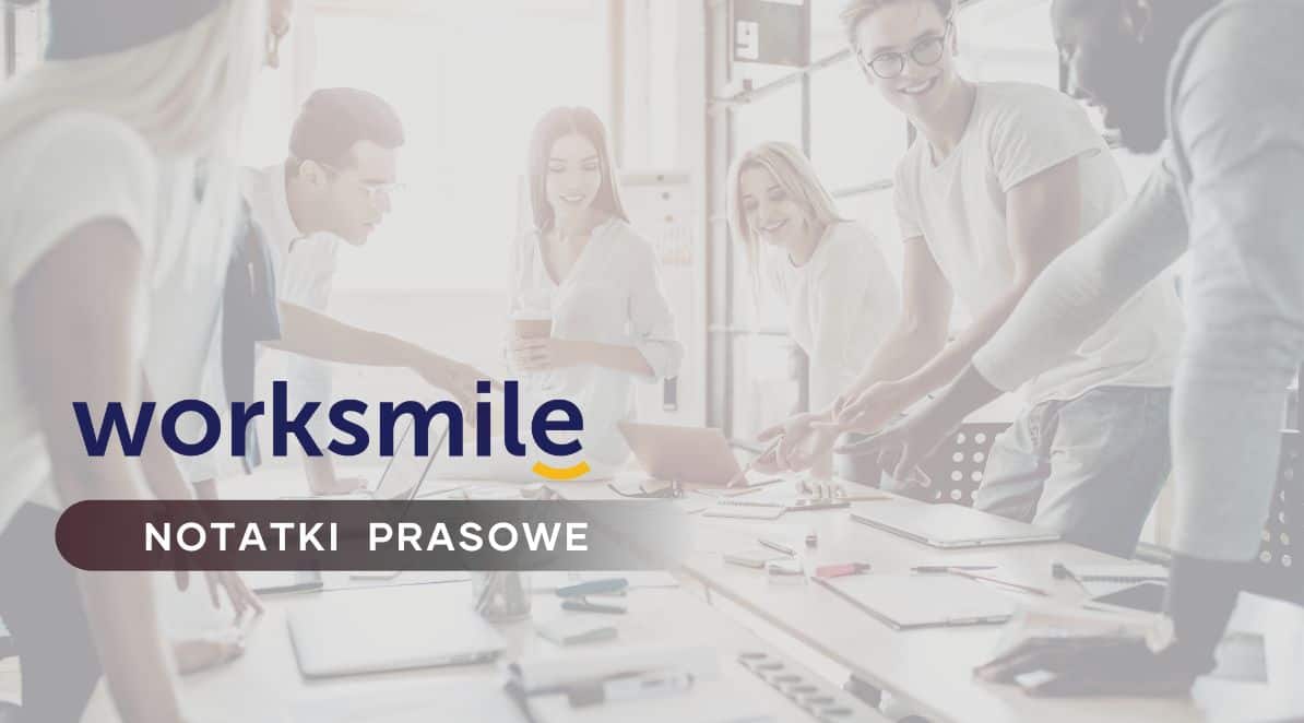 Ilustracja do artykułu: Pracownicy potrzebują silnego HR i mocnego zaplecza wspierającego życie prywatne – Raport Worksmile Wyprzedzić trendy. Przedstawia pracowników dyskutujących na stojący przy stole konferencyjnym. Po lewej stronie znajduje się napis Worksmile i tytuł działu " Notatki Prasowe".