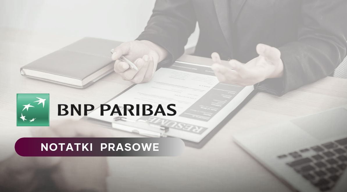 Ilustracja do artykułu: Bank BNP Paribas z najlepszym ratingiem ESG wśród polskich banków. Przedstawia logo Banku Paribas oraz tytuł działu Notatki Prasowe. W tle widać fragment sylwetki siedzącego przy biurku mężczyzny.