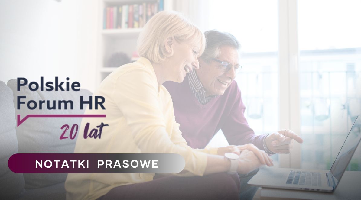 Zdjęcie jest ilustracją do artykułu: Trendy w zatrudnieniu 2022. Przedstawia parę przeglądającą treści na laptopie. Po lewej stronie znajduje się logo Polskie Forum HR i tytuł działu: Notatki Prasowe.