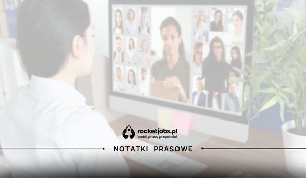 Ilustracja do artykułu: Co denerwuje kandydatów w ofertach pracy? przedstawia rekruterkę siedzącą przed monitorem komputera, na którym trwa telespotkanie z kilkoma osobami. Po środku znajduje się logo RocketJobs.pl i tytuł działu Notatki Prasowe.