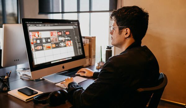 <strong>Startupy zbroją się w talenty IT. Najlepsi dostaną ponad 40 000 zł. Recesji nie widać?</strong>